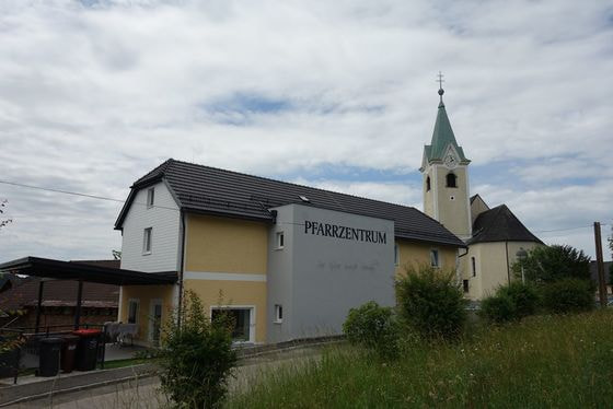     Das neue Pfarrzentrum in Haibach mit dem Weihespruch von Bischof Scheuer: 'Der Geist macht lebendig'.                           