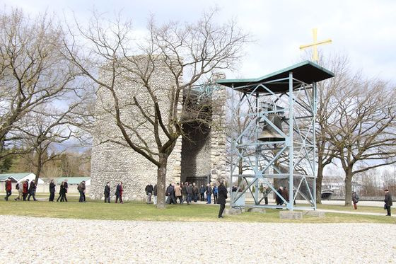 Läuten der großen Glocke, die von ehemaligen österreichischen Häftlingen in den 1960 Jahren gestiftet wurde. 