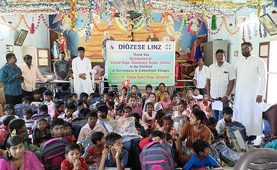 Schulartikel für eine Schulklasse in Vijayawada