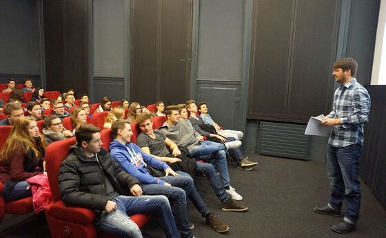 Martin Stöbich (Welthaus Linz) moderierte das Wanderkino und versuchte die Fragen der SchülerInnen zu beantworten.