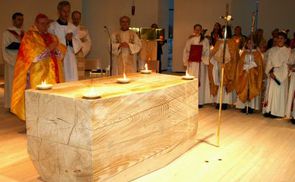 Bischof Ludwig Schwarz weiht den neuen Altar der Kirche in Lichtenberg. © Elisabeth Greil