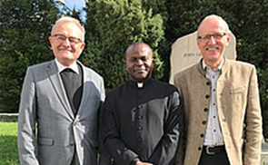 Dechant Christian Öhler führte beim festlichen Gottesdienst am Sonntag, 24. September, Msgr. Dr. Simon Peter Lukyamuzi in sein Amt als Kooperator der Pfarren St. Wolfgang und Pfandl ein