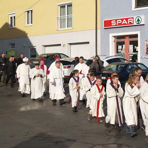 Ministrant/inn/en gefolgt vom Klerus