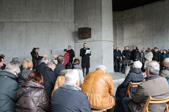 Schauspieler Franz Froschauer verliest in der Evangelischen Versöhnungskirche auf dem Lagergelände die Namen von etwa 200 Oberösterreichern, die im KZ Dachau inhaftiert waren. Enkel und Urenkel eines der Häftlinge, Alois Renoldner, entzünden Kerzen i