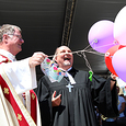 Bischof Manfred Scheuer und (l.) und Superintendent Gerold Lehner ließen Luftballons mit Segenswünschen in den Himmel steigen.