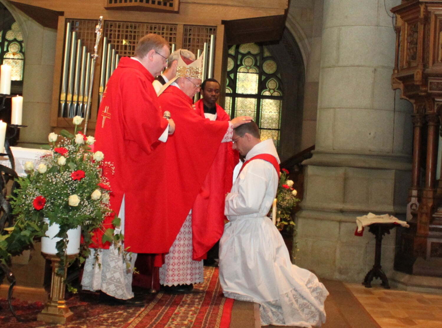 Bischof Ludwig Schwarz legt dem Priesterkandidaten bei der Priesterweihe im Linzer Mariendom die Hände auf. ©Diözese Linz