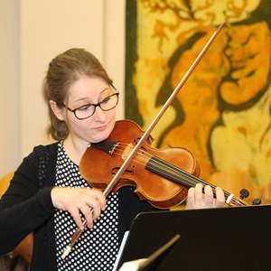 Nina Pohn an der zweiten Geige...