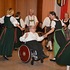 Rollstuhlfahrer Hans-Peter Zunk tanzt bei der Volkstanzgruppe Sonnberg mit