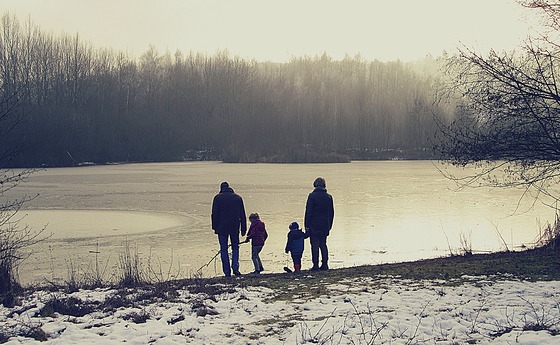 Familie Winter am Fluss