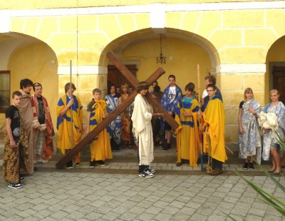 Die Station 'Jesus nimmt das Kreuz auf seine Schultern'