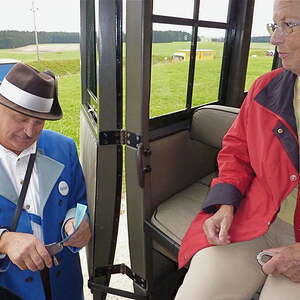 Senioren fuhren mit der Pferdeeisenbahn