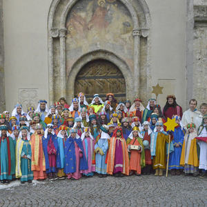 Sternsinger-Gottesdienst in Kirchdorf an der Krems mit Pfarrer P. Severin Kranabitl und Pastoralassistentin Bernadette Hackl, die die Aktion für Kirchdorf koordinierte. Kinder, Jugendliche und Erwachsene zogen als Sternsinger in die Kirche ein. Dabe