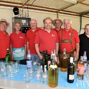 kmb-Team beim Ausschank