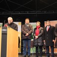 Bischof Ludwig Schwarz und die anderen Redner bei der Kundgebung auf der Bühne am Linzer Hauptplatz.