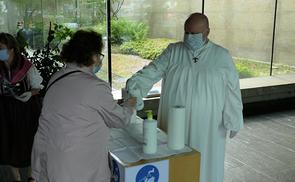 Händedesinfektion vor dem Gottesdienst