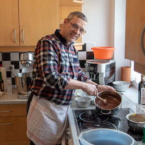 Thomas Markowetz beim Guglhupfbacken