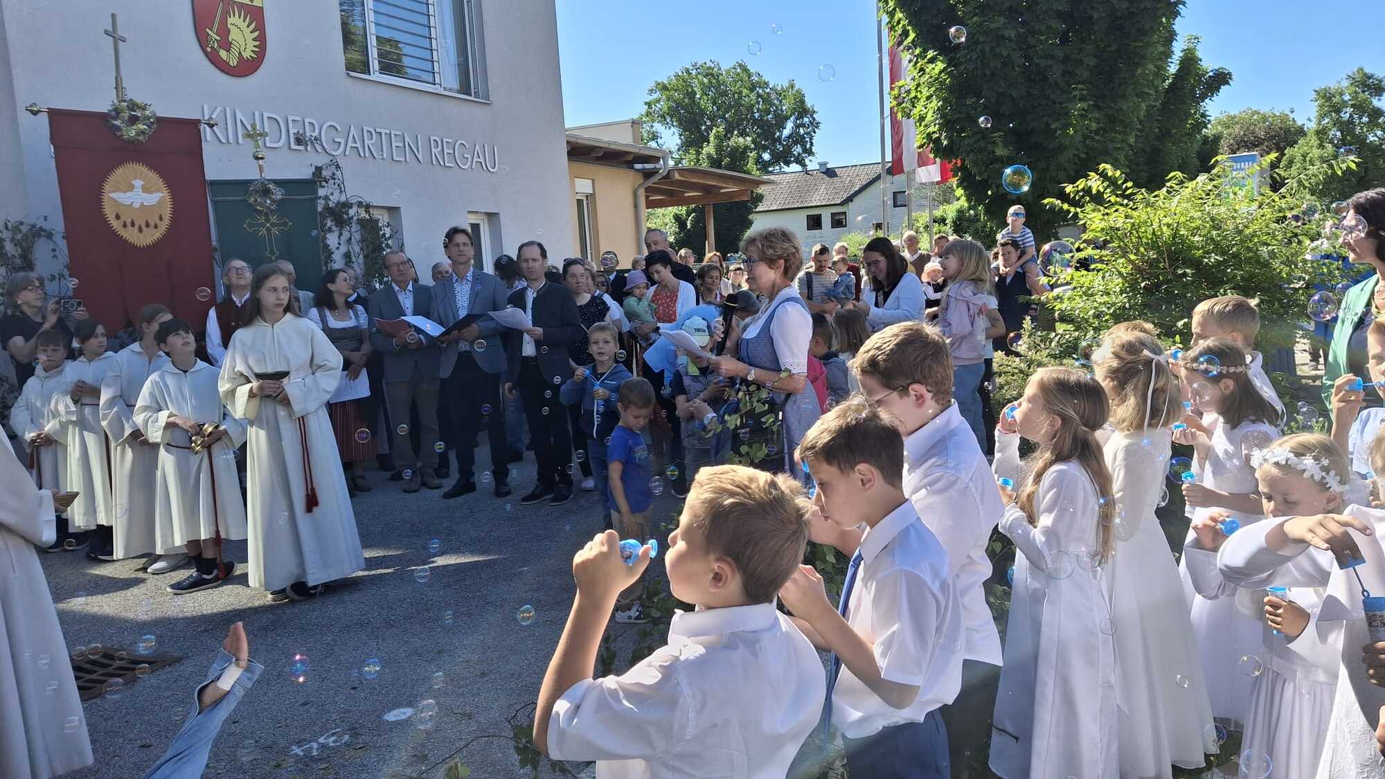 Vor dem Kindergarten: Die Kinder schicken Seifenblasen in den Himmel