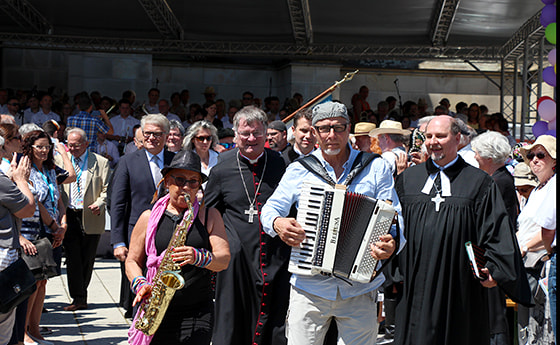 'Kohelet3' begleiteten den Festzug zum Linzer Landhaus, wo weitergefeiert wurde.