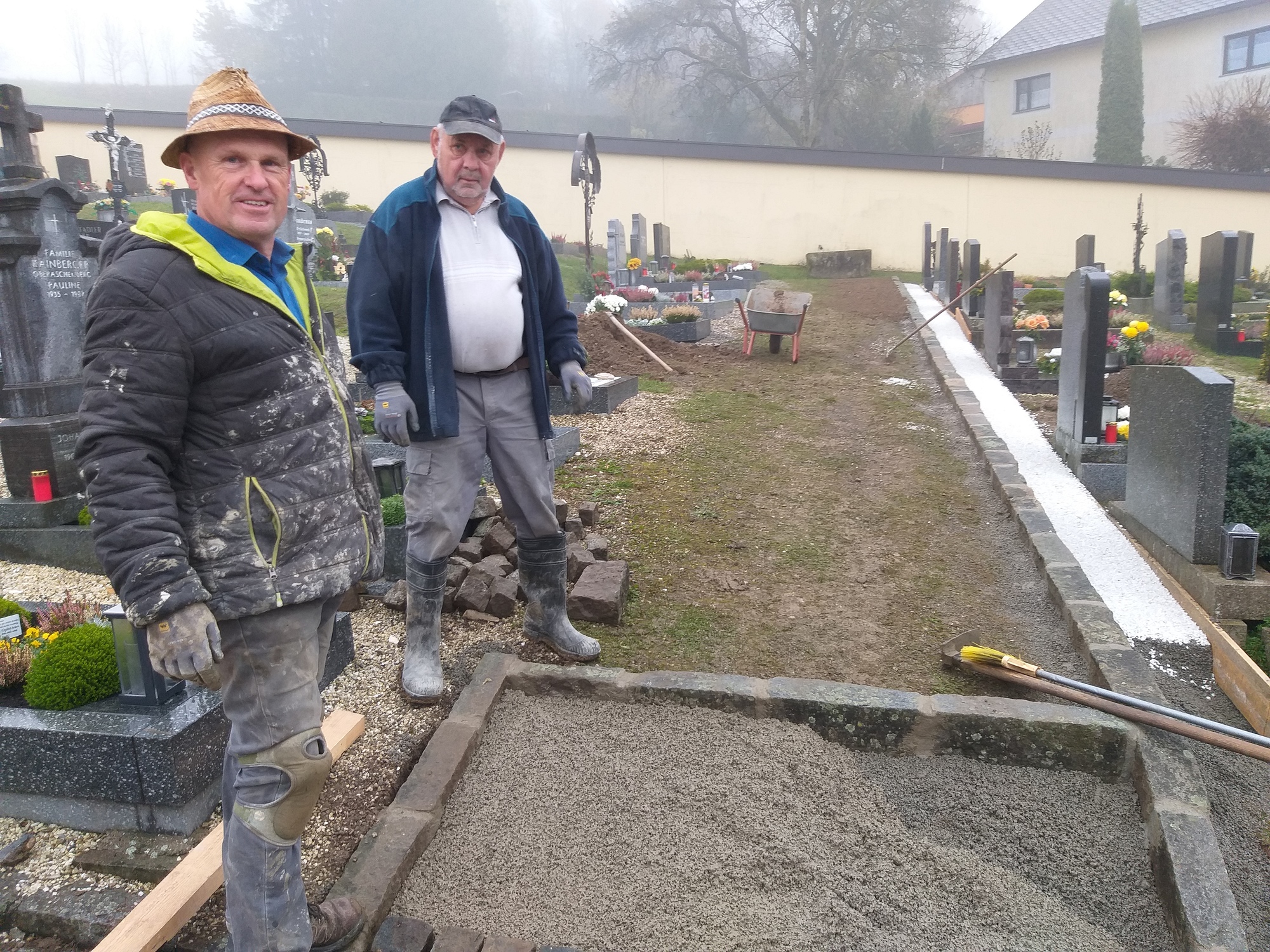 Josef Lauß uns Alois Stöbich sanieren die Friedhofswege