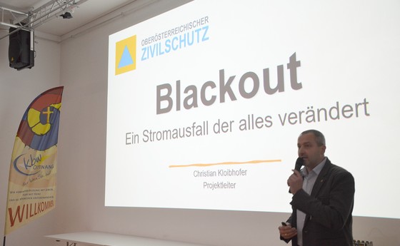 „Stell dir vor, es geht das Licht aus, sag was würdest du dann tun…?“