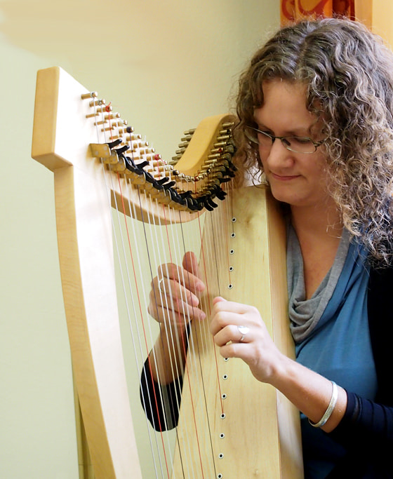Musiktherapeutin Barbara Koppensteiner an der Harfe / © Barbara Koppensteiner Musiktherapeutin Barbara Koppensteiner an der Harfe