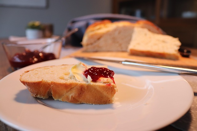 Brioche mit Marmelade