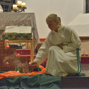 Stimmungsvoller Abendgottesdienst mit Taizé-LiedernGesänge, die Einfachheit ausstrahlen und zur Ruhe kommen lassen, das sind die Lieder der französischen Taizé-Gemeinschaft. Etwas von dieser Atmosphäre wurde bei der Sonntag-Vorabendmesse in Kirchdor