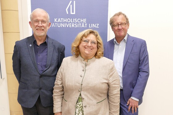 Erika Wagner eröffnet die Maximilian Aichern-Vorlesung 2026 / © KU Linz/Hermine Eder Von links: Univ.-Prof. Dr. Michael Rosenberger (Moraltheologie, KU Linz), Univ.-Prof.in Dr.in Erika Wagner (Umweltrecht , JKU Linz), Univ.-Prof. Dr. Christian Spieß (Christliche Sozialwissenschaften, KU Linz).