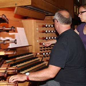 Nun Wolfgang Kreuzhuber mit Registrantin Renate Preishuber an der Rudigierorgel