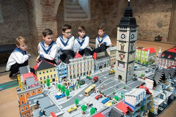 V. l.: Julian Hackl, Moritz Strutzenberger, Paul Oberndorfer, Jonas Falk und Kevin Lauterbach mit dem LEGO-Modell der Stadt Enns