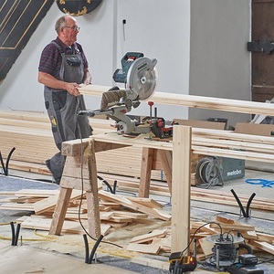 Podeste für Kirchenbänke fertig