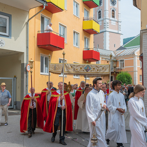 Der Prozessionszug mit Ministrant*innen und Himmel