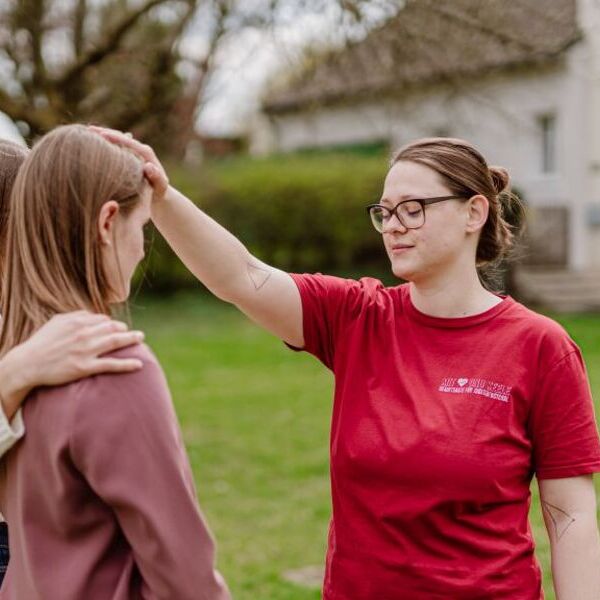 Agnes Sch?tzenhofer, p?dagogische Mitarbeiterin in der Pfarre Tassilo-Kremsm?nster, segnet eine Jugendliche auf dem Weg zur Firmung und ihre angehende Firmpatin.