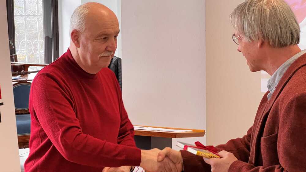 Diözesanobmann Bernhard Steiner bedankt sich bei Prof. Palaver für seinen fundierrten Vortrag zu 'Für den Frieden kämpfen'