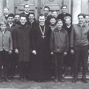 Abt Maximilian mit Schülern der Landesberufsschule für Maurer und Zimmerer in Murau.