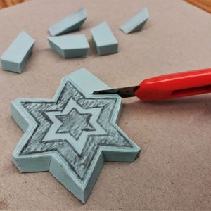 07 überstehenden Stempelgummi abschneiden