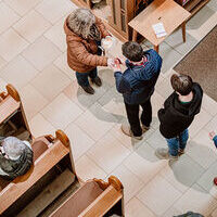 Burgi Eckerstorfer, ehrenamtliche Kommunionspenderin in der Pfarre St. Peter am Wimberg, teilt die Kommunion aus.