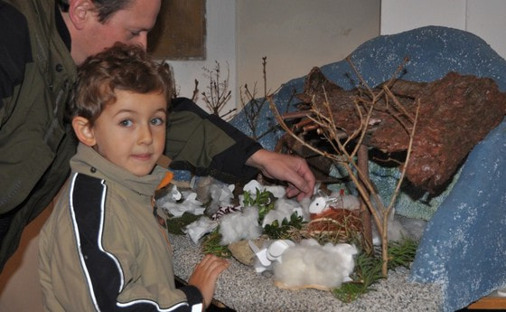 Kinder bringen Schafe zur Krippe