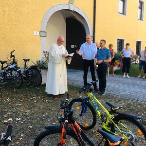 Fahrzeugsegnung mit Propst Holzinger