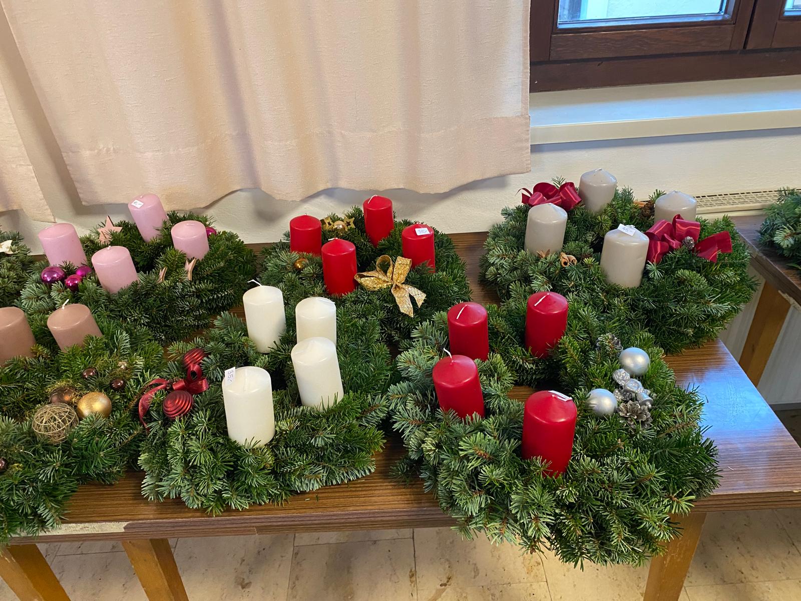 Adventkranzbinden / Pfarre Seewalchen