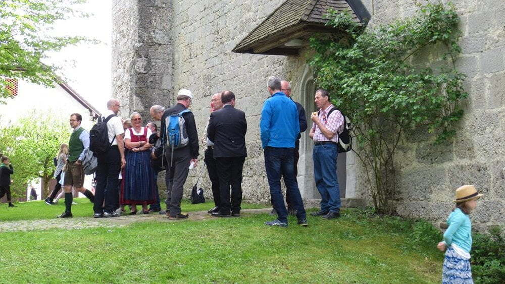 Spirituelle Wanderung zur Römerkirche in Aurachkirchen und Gottesdienst mit Bischof Manfred Scheuer