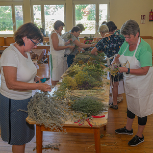 Die Trachtengruppe Kirchdorf bindet Kräuterbüschel für Maria Himmelfahrt