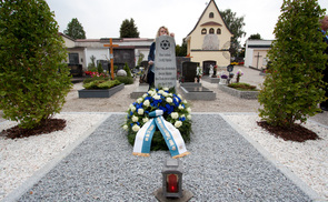 Charlotte Herman beim Gedenkstein für die Opfer auf dem Neuhofener Friedhof
