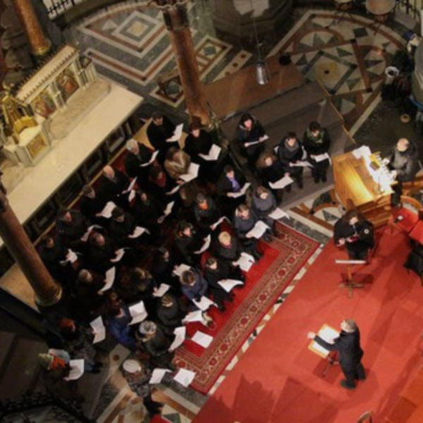 Eine ungewöhnliche Perspektive auf den Chor des Konservatoriums für Kirchenmusik der Diözese Linz.