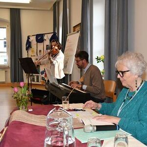 Susanne Gross (Lesung), Maria Skrein (Violine) und Toni Huber (Klavier)
