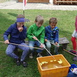 Kinder beim Angelspiel