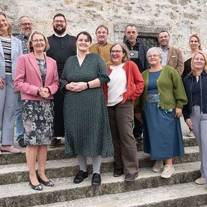 Das Kernteam, das den Prozess leitet, mit den Prozessbegleiter:innen Mayella Gabmann und Heinrich Brandstetter und der inhaltlichen Beauftragten Brigitte Gruber-Aichberger.