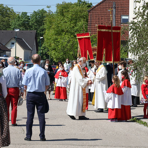 Prozession durchs Pfarrgebiet
