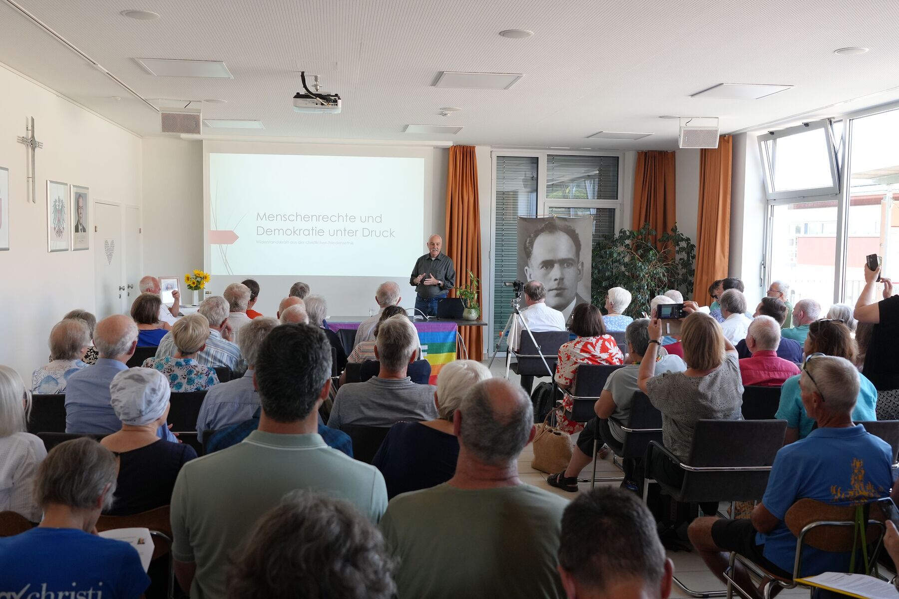 Wolfgang Palaver, emeritierte Professor für christliche Gesellschaftslehre an der Universität Innsbruck, hielt den Hauptvortrag des Vormittags mit dem Titel „Menschenrecht und Demokratie unter Druck: Widerstandskraft aus der christlichen Friedensethi