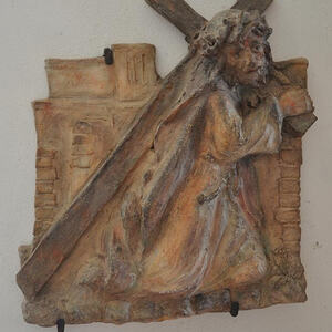 Jesus fällt  zum ersten Mal unter dem Kreuz.